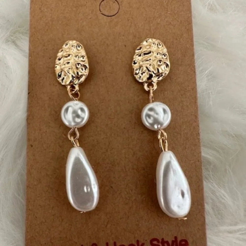 Fashionable Drop Earrings for women Gold and White Color - Picture 2 of 3